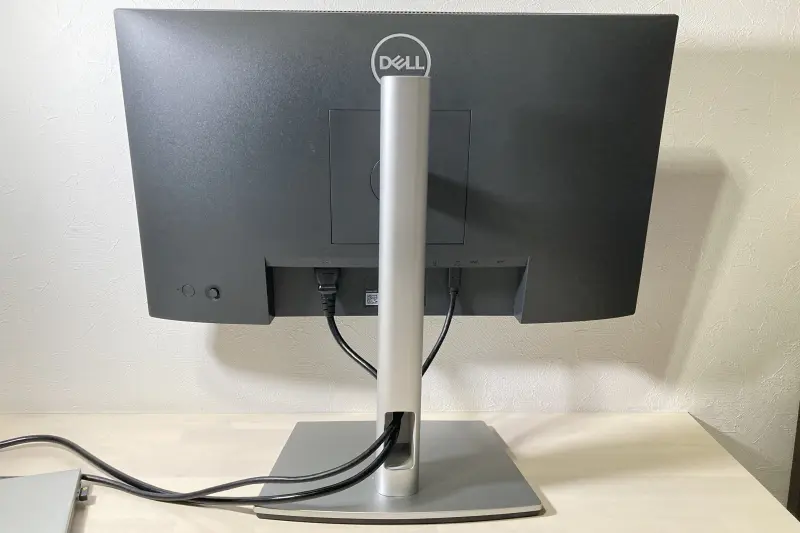 Dell P2223HCの背面のコードを通す穴